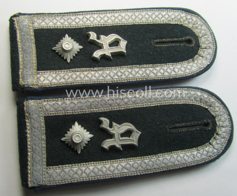 Pair of WH (Heeres) shoulderstraps: 'Fwbl. einer Sanitäts-Abtlgs. und Mitglied einer Ärtzlichen Akademie des Heeres'