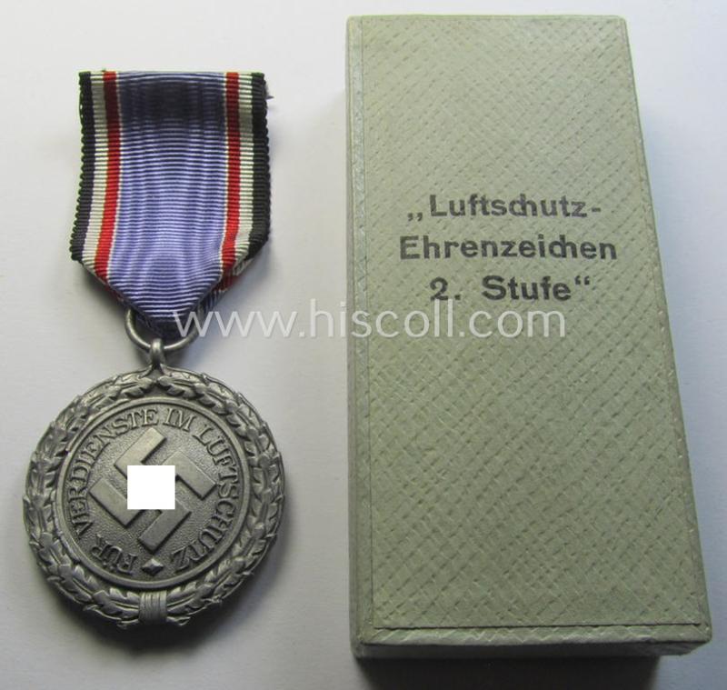 'Luftschutz-Ehrenzeichen 2. Stufe' that comes stored in its period, dove-grey-coloured etui