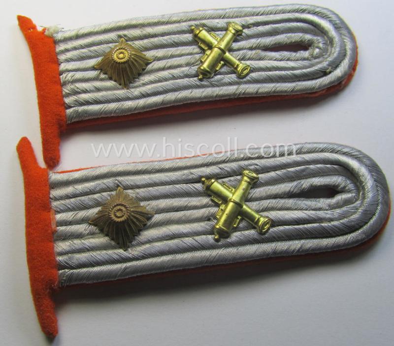 WH (Heeres) 'cyphered', officers'-type shoulderboards (mounted onto its 'Auf der Steg'-mounting!): 'Oberleutnant u. Waffenoffizier'