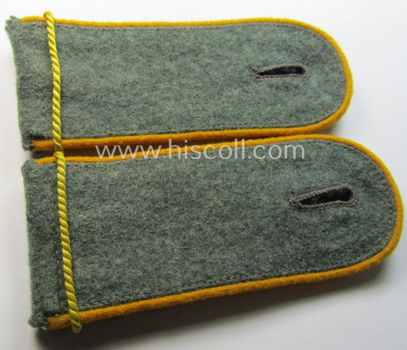 Pair of WH (Heeres) EM-type shoulderstraps: 'Soldat eines Kav. o. Aufklärungs-Abts. o. Rgts.'