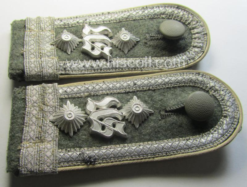Pair of WH (Heeres), 'M40 o. M43'-pattern NCO-type shoulderstrap: 'Oberfeldwebel u. Offz.-Anwärter u. Mitglied einer Inf.-Uffz.-Schule'