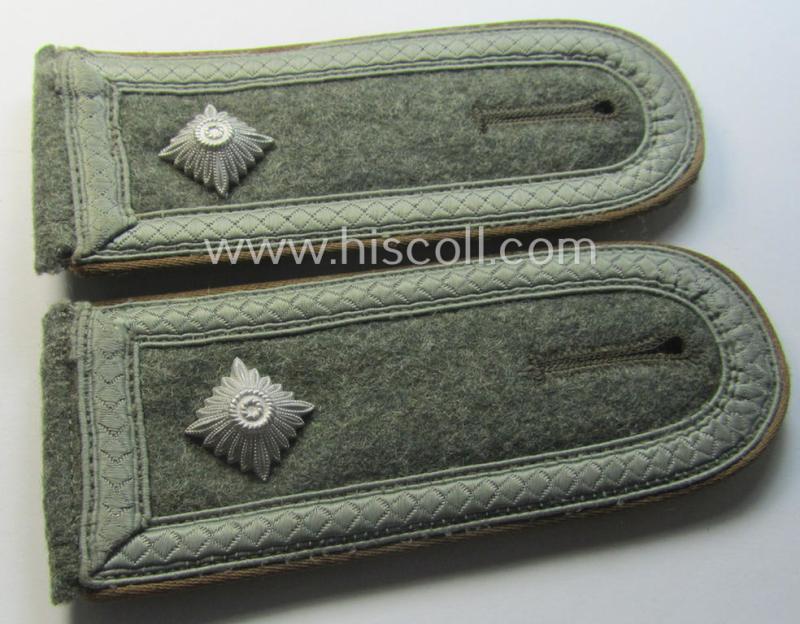 Pair of WH (Heeres) NCO-type shoulderstraps: 'Feldwebel der Kradschützenbtle. der Pz.Div. u. Inf.Div. (mot)'