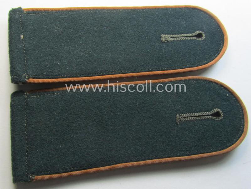 Pair of WH (Heeres) 'M36 o. M40'-pattern, EM-type shoulderstraps: 'Sld. der Kradschützenbtle. der Pz.Div. u. Inf.Div. (mot)'