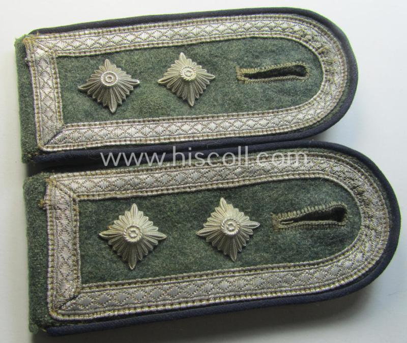 Pair of WH (Heeres) so-called: 'M40 o. M43'-pattern, NCO-type shoulderstraps: 'Oberfeldwebel einer Sanitäts-Abtlgs.'
