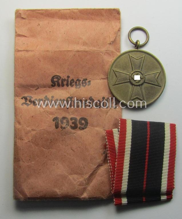 'Kriegsverdienstmedaille 1939'-set comprising of a non-maker-marked- (and/or: typical 'Buntmetall'-based!) specimen that came together with its period-ribbon and 'Zellstoff'-based pouch by the maker: 'Steinhauer & Lück'