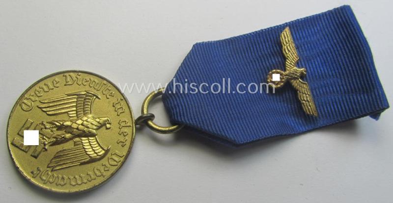 WH (Heeres o. KM) bright golden-toned 'WH-DA der 3. Klasse für 12 Jahre Dienstzeit' that comes mounted onto its accompanying ribbon (ie. 'Bandabschnitt') having a silver-toned eagle-device attached