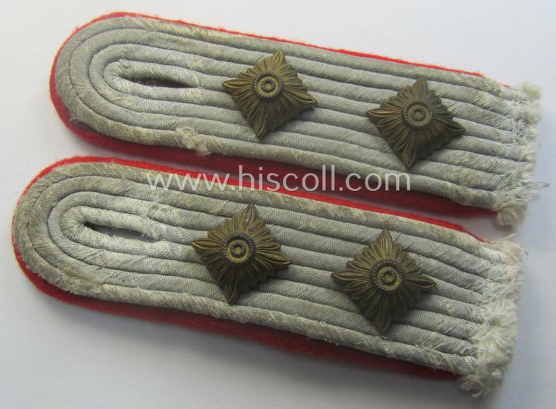 Pair of WH (Heeres) officers'-type shoulderboards: 'Hauptmann eines (Sturm)Artillerie-Rgts. o. Abtgs.'