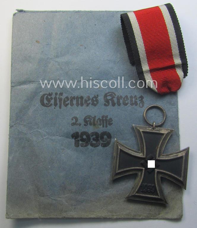 'EK II. Klasse'-set comprising of a non-maker-marked specimen that comes with its ribbon (ie. 'Bandabschnitt') and 'Zellstoff'-based pouch as produced by the company: 'L.Chr. Lauer' (ie. 'Hersteller 14')