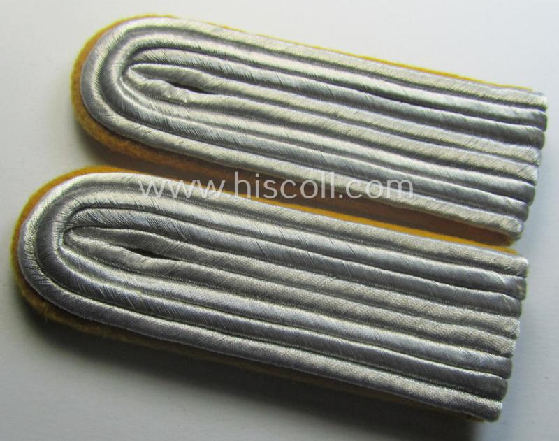 Pair of WH (Luftwaffe) officers'-type shoulderboards as piped in the golden-yellow-coloured brancolour as was intended for usage by a: 'Leutnant der Flieger- o. Fallschirmjäger-Trpn.'