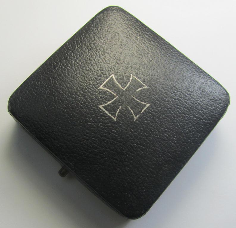 Attractive - albeit empty! - luxuriously-styled etui as was specifically intended to store an: 'Eisernes Kreuz 1. Klasse' (or: Iron Cross 1st class) that comes in an overall nicely preserved condition