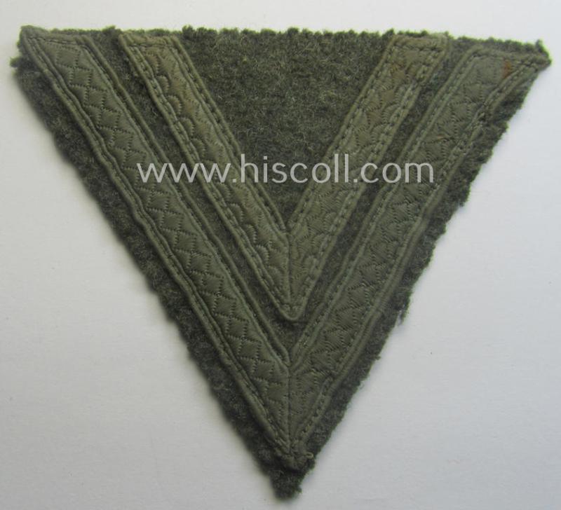 WH (Heeres) 'Armwinkel' (or: arm-chevron) as executed on typical field-grey-coloured wool as was specifically intended for usage by a soldier with the rank of: 'Obergefreiter'