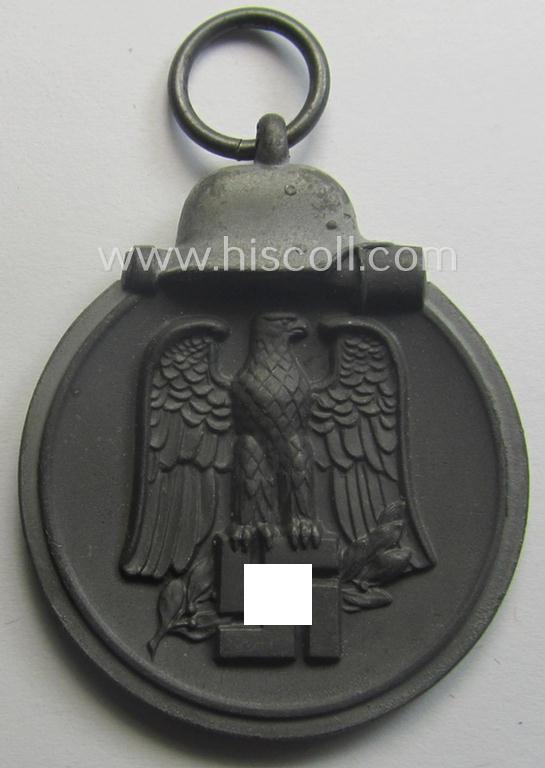 Fully matching medal-set: 'Winterschlacht im Osten 1941/42' as produced by the: 'Foerster & Barth'-company being a clearly maker- (ie. '10'-marked) specimen that came stored in its original 'Zellstoff'-based pouch of issue as found