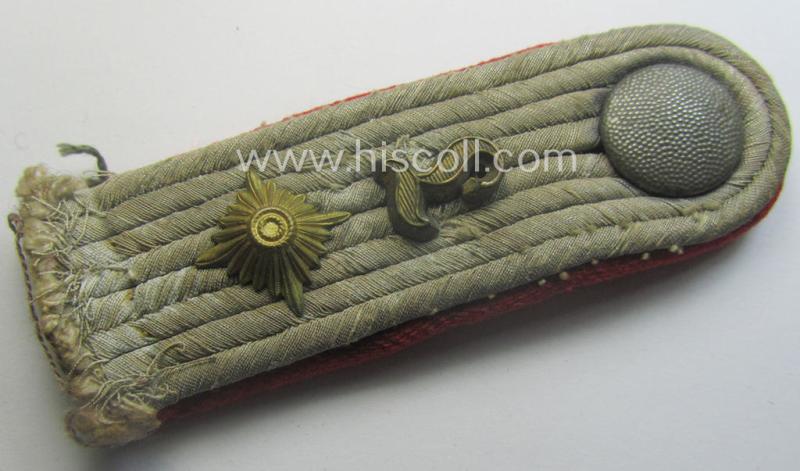 Single, WH (Heeres) neatly 'cyphered', officers'-type shoulderboard as was piped in the bright-red branchcolour as was intended for an: 'Oberleutnant eines Artillerie-Lehr-Abts.'