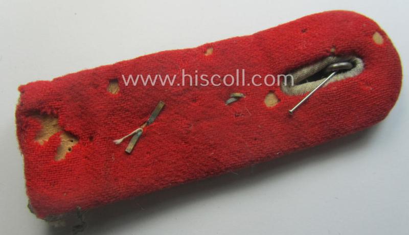 Single, WH (Heeres) neatly 'cyphered', officers'-type shoulderboard as was piped in the bright-red branchcolour as was intended for an: 'Oberleutnant eines Artillerie-Lehr-Abts.'