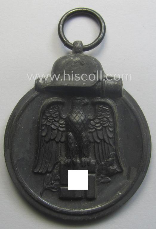 Fully matching medal-set: 'Winterschlacht im Osten 1941/42' as produced by the: 'Katz & Deyhle'-company being a clearly maker- (ie. '60'-marked) specimen that came stored in its original 'Zellstoff'-based pouch of issue as found