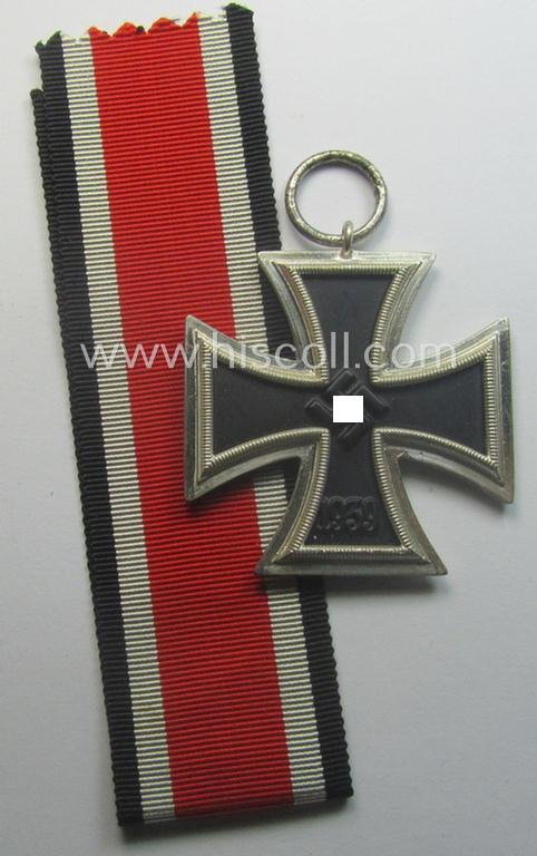 'Eisernes Kreuz II. Klasse' being a maker- (ie. '40'-) marked example that comes together with its non-confectioned ribbon (ie. 'Bandabschnitt') by the maker (ie. 'Hersteller'): 'Berg & Nolte'