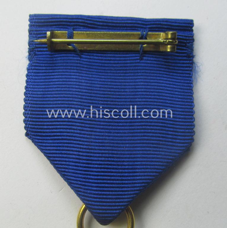 'Treuedienst Ehrenzeichen 1. Klasse' being a non-maker-marked example that comes in its neatly maker- (ie. 'Deschler & Sohn'-) marked etui