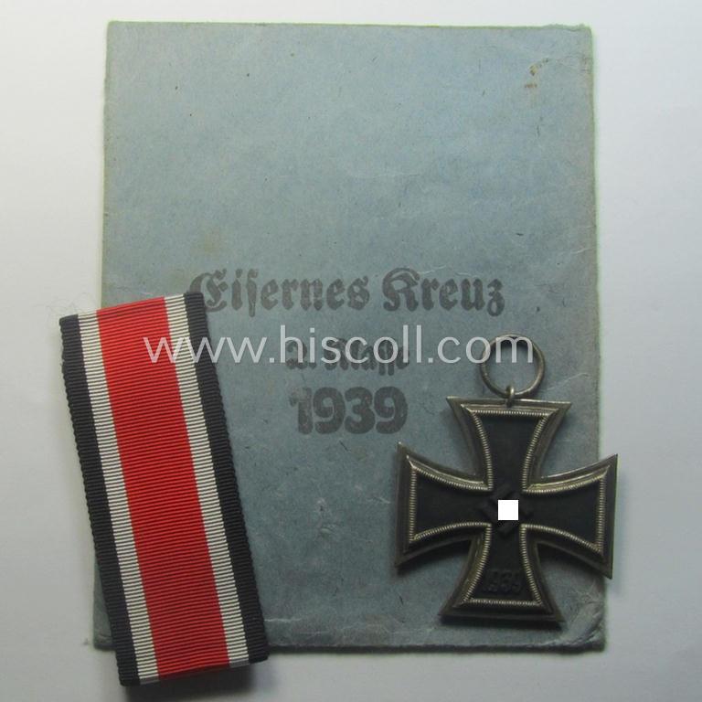 Matching 'EK II. Klasse'-set comprising of a non-maker-marked specimen that comes with its ribbon (ie. 'Bandabschnitt') and 'Zellstoff'-based pouch as was produced by the company: 'L.Chr. Lauer' (ie. 'Hersteller 14')