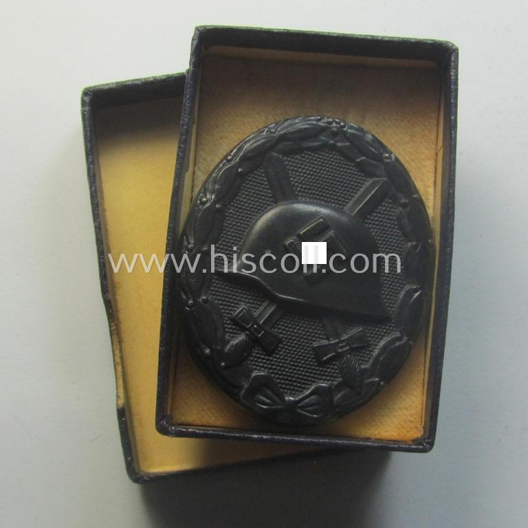 Medal-set: 'Verwundeten-Abz. in Schwarz' (or: black wound-badge) being a maker- (ie. 'L/11'-) marked specimen that comes packed in its original (generic-styled and 2-pieced) 'LDO'-type box of issue (both marked by the: 'Wilhelm Deumer'-company)