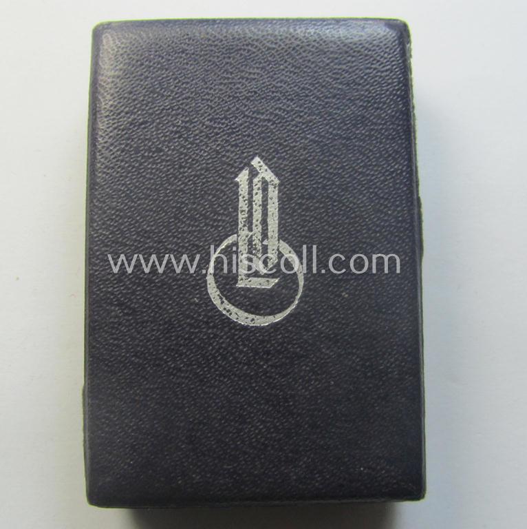 Medal-set: 'Verwundeten-Abz. in Schwarz' (or: black wound-badge) being a maker- (ie. 'L/11'-) marked specimen that comes packed in its original (generic-styled and 2-pieced) 'LDO'-type box of issue (both marked by the: 'Wilhelm Deumer'-company)