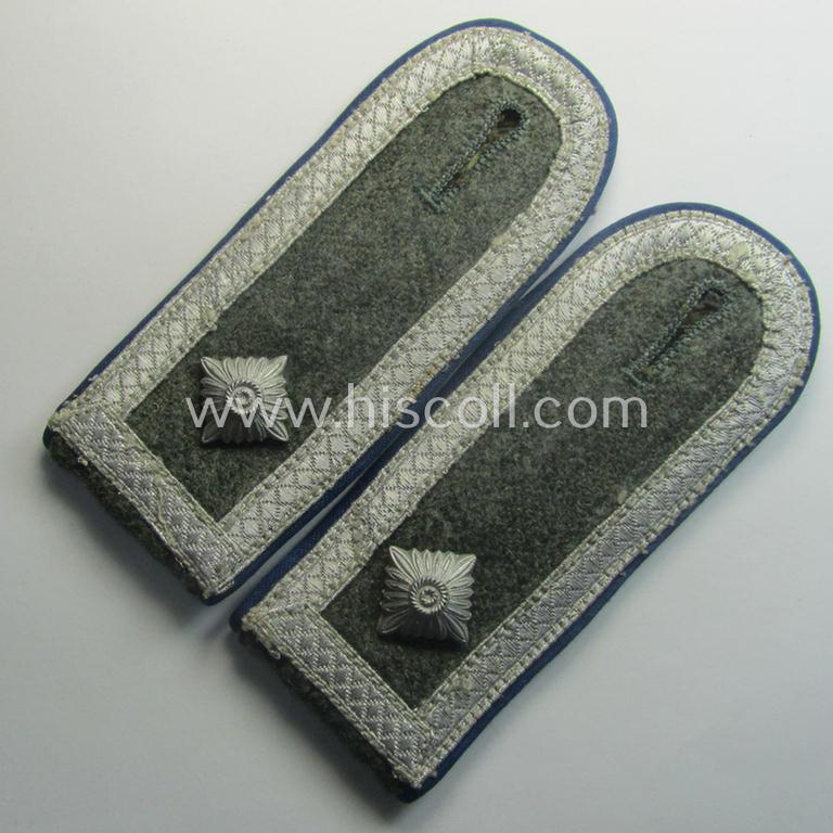 Pair of WH (Heeres) simplified- (ie. 'M44'-) pattern NCO-type shoulderstraps: 'Feldwebel eines Sanitäts-Abts. o. Rgts.'