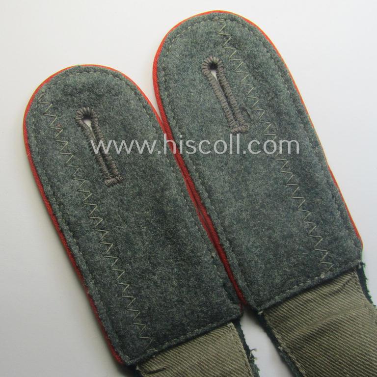 Pair of so-called: 'M40'-pattern, WH (Heeres) EM-type shoulderstraps: 'Sld. der (Sturm)Artillerie.-Trpn.'